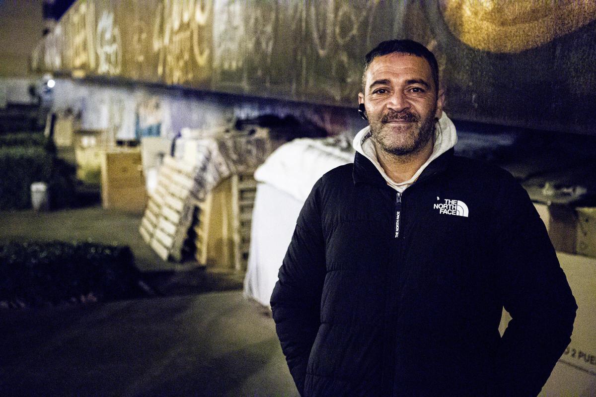 Azizi frente a la zona de Zaragoza en la que duerme momentos después de responder el cuestionario de Cruz Roja en la noche del recuento en Zaragoza.