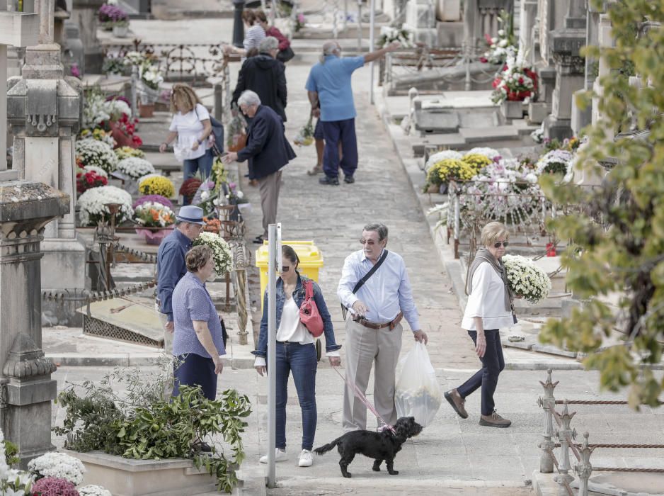 Día de Todos los Santos en el cementerio de Palma