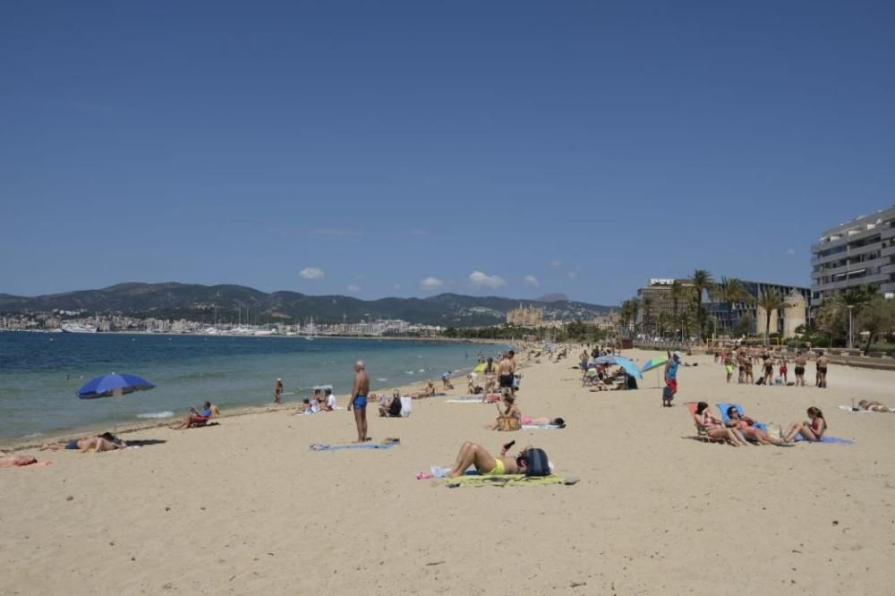 Los mallorquines disfrutan del primer fin de semana en la playa