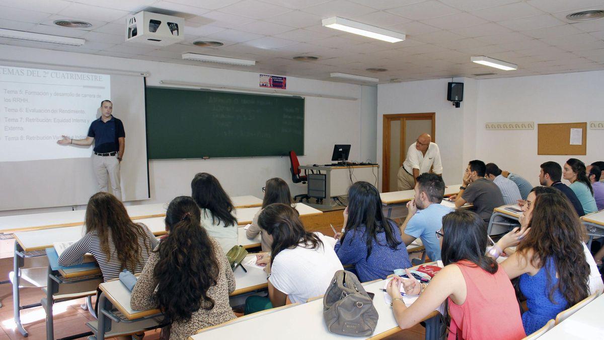 Un docente universitario en clase.