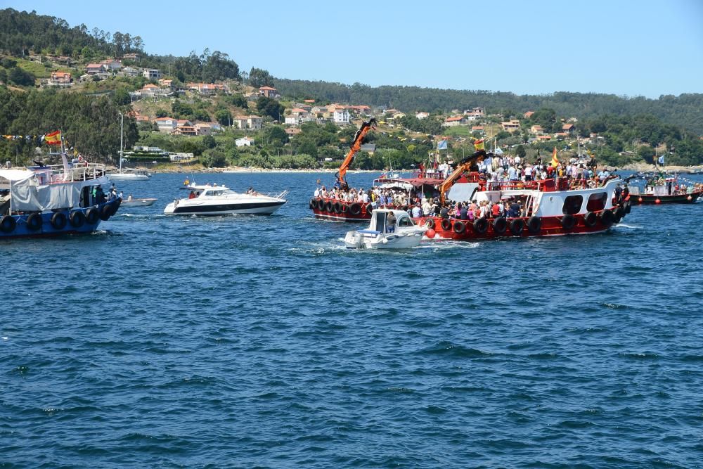 Una treintena de barcos de diferentes tamaños participaron en la tradicional procesión por mar en señal de devoción a la Virgen