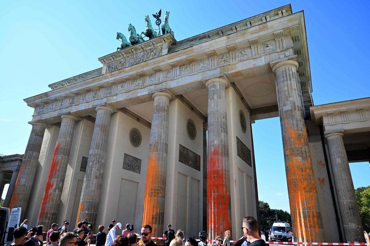 Berlín limpia la Puerta de Brandeburgo tras la protesta de activistas climáticos