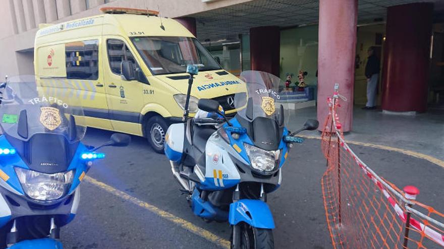 Agentes de Tráfico salvan la vida de un bebé en la calle