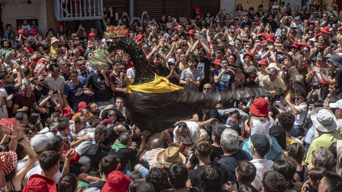 Ball de l’àliga de la Patum de lluïment d’ahir | OSCAR BAYONA