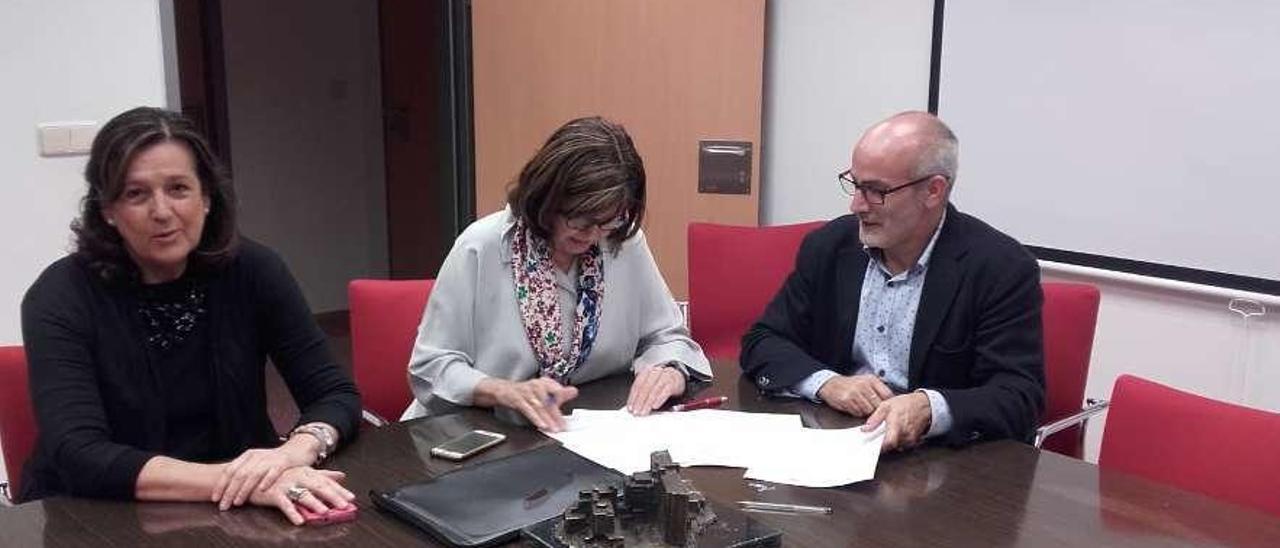 De izquierda a derecha, Margarita Collado (vicepresidenta de la junta provincial de la AECC), Margarita Fuente (presidenta de la junta provincial) y Miguel Rodríguez (gerente del área sanitaria V), durante la firma del acuerdo.