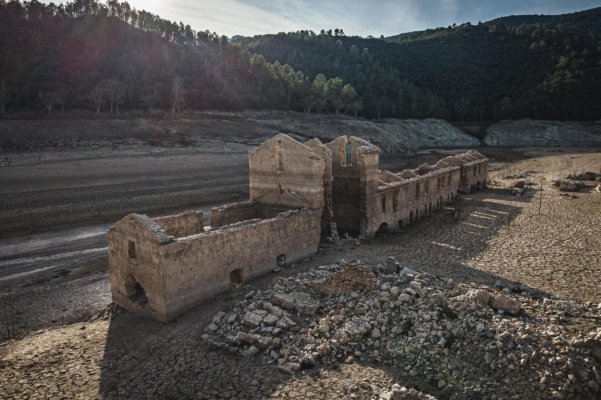 Galeria Imatges: la dramàtica situació del pantà de Dosrius Boadella a vista de dron