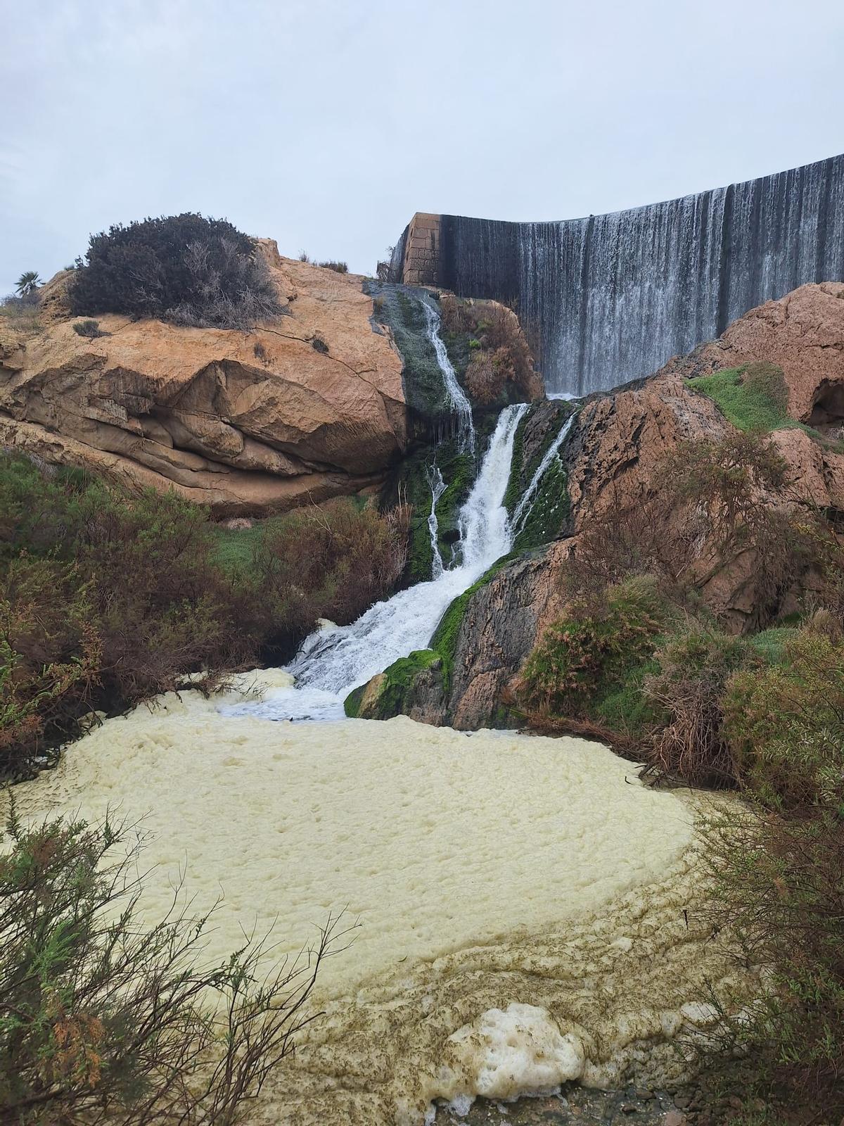 Espuma acumulada junto al Pantano de Elche en el cauce del río