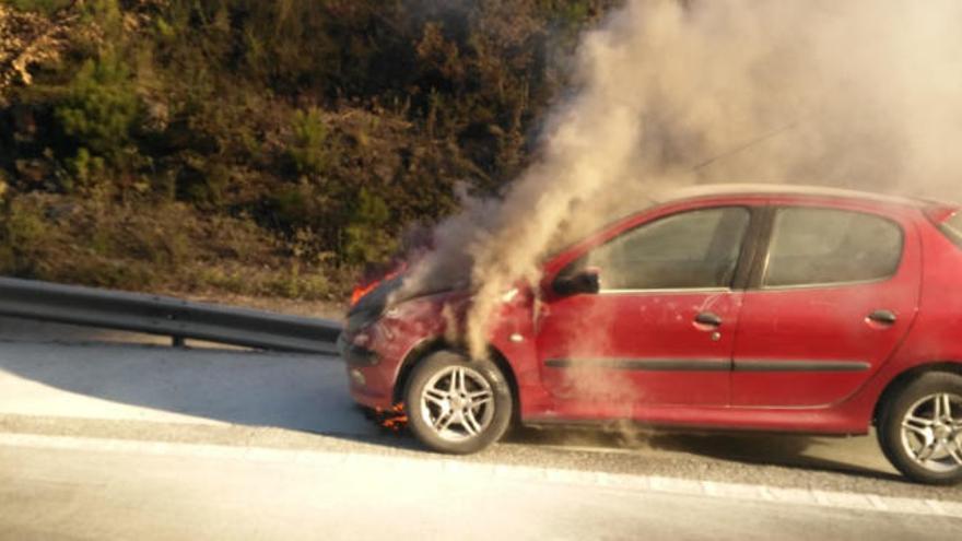 Un coche arde en una de las salidas de la AP-9 en Vigo