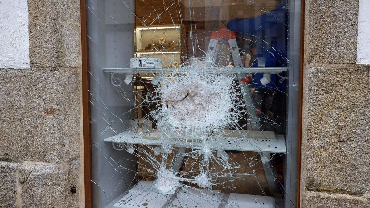 Robo en una joyería del casco antiguo: los comerciantes exigen aumentar la vigilancia policial por las noches