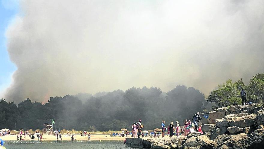 Una gran humareda generada por el incendio, ayer en la playa de Port des Torrent, en Eivissa.