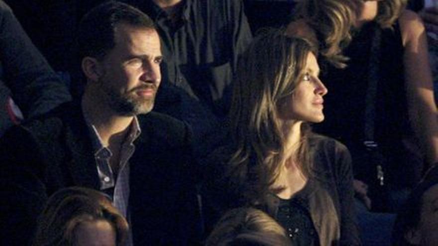 Los príncipes de Asturias, Felipe y Letizia, en el concierto de Shakira en el Palacio de los Deportes de la Comunidad de Madrid, en noviembre de 2010.