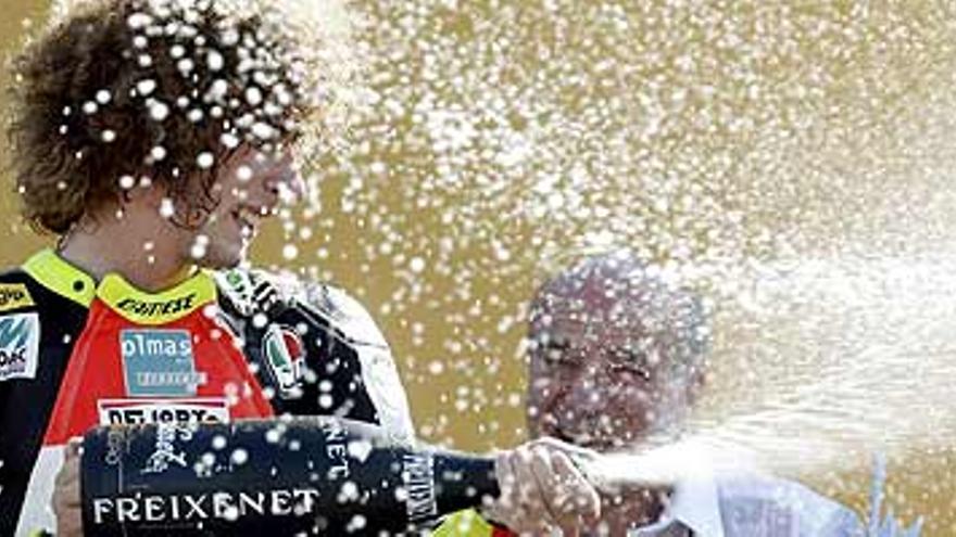 Simoncelli gana a los españoles en su casa y en una carrera limpia en 250cc