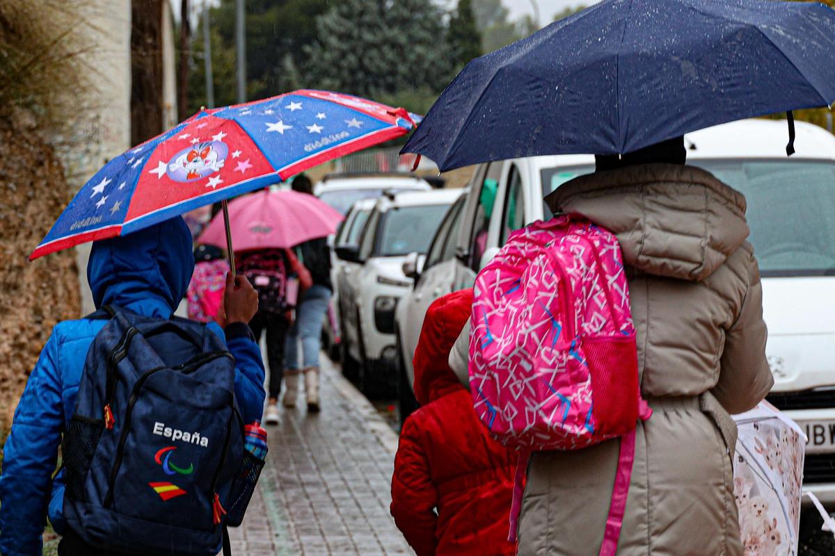 Familias, camino al colegio en un día de lluvia en la provincia de Alicante