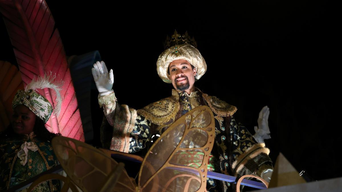 El Rey Baltasar saluda durante la Cabalgata de los Reyes Magos, a 5 de enero de 2025, en Madrid (España).