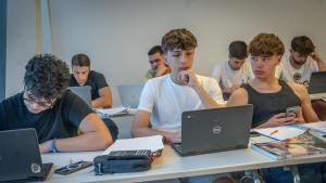 Un grupo de estudiantes se prepara los exámenes de la PAU en una biblioteca.