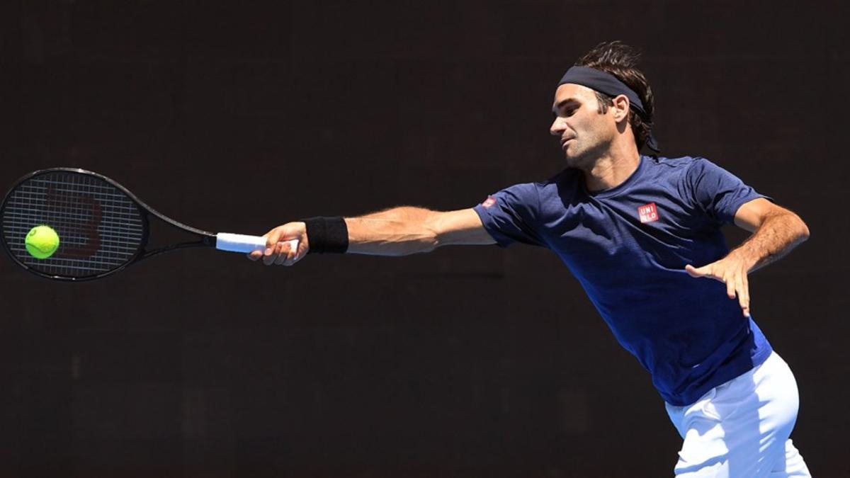 Roger Federer entrena en Melbourne de cara al Australian Open.