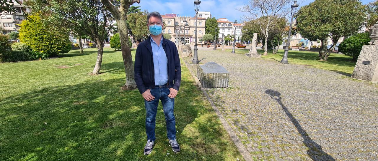 José Cacabelos, alcalde de O Grove, con la casa consistorial al fondo.