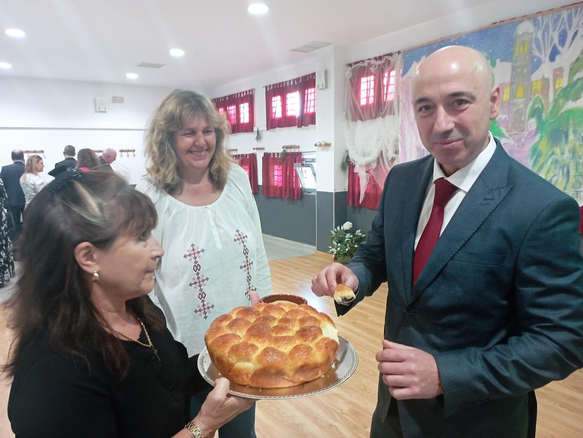 El alcalde Tihomir Yanakiev recibe el pan y la sal de bienvenida al centro búlgaro de Málaga, en Carranque.