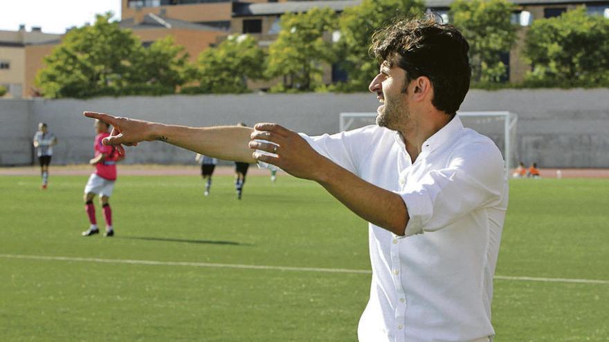 Iván Ania hace una indicación a sus jugadores en un partido del Caudal.