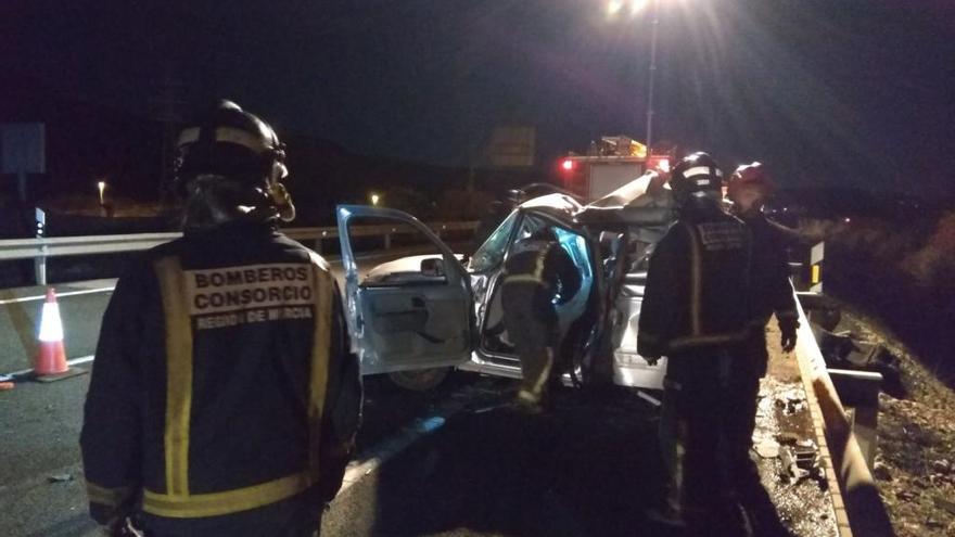 Muere un conductor al chocar contra un camión en la autovía A-30