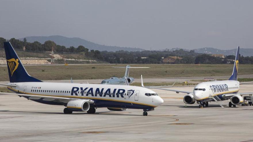 Ryanair exigeix als empleats que es redueixin la jornada o treurà un avió de Girona