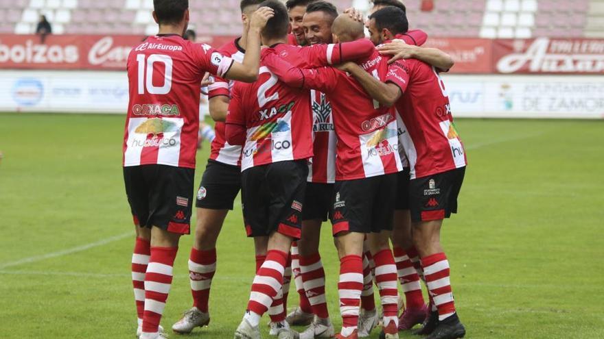 Los jugadores del Zamora CF celebran un gol durante un partido en una imagen de archivo.