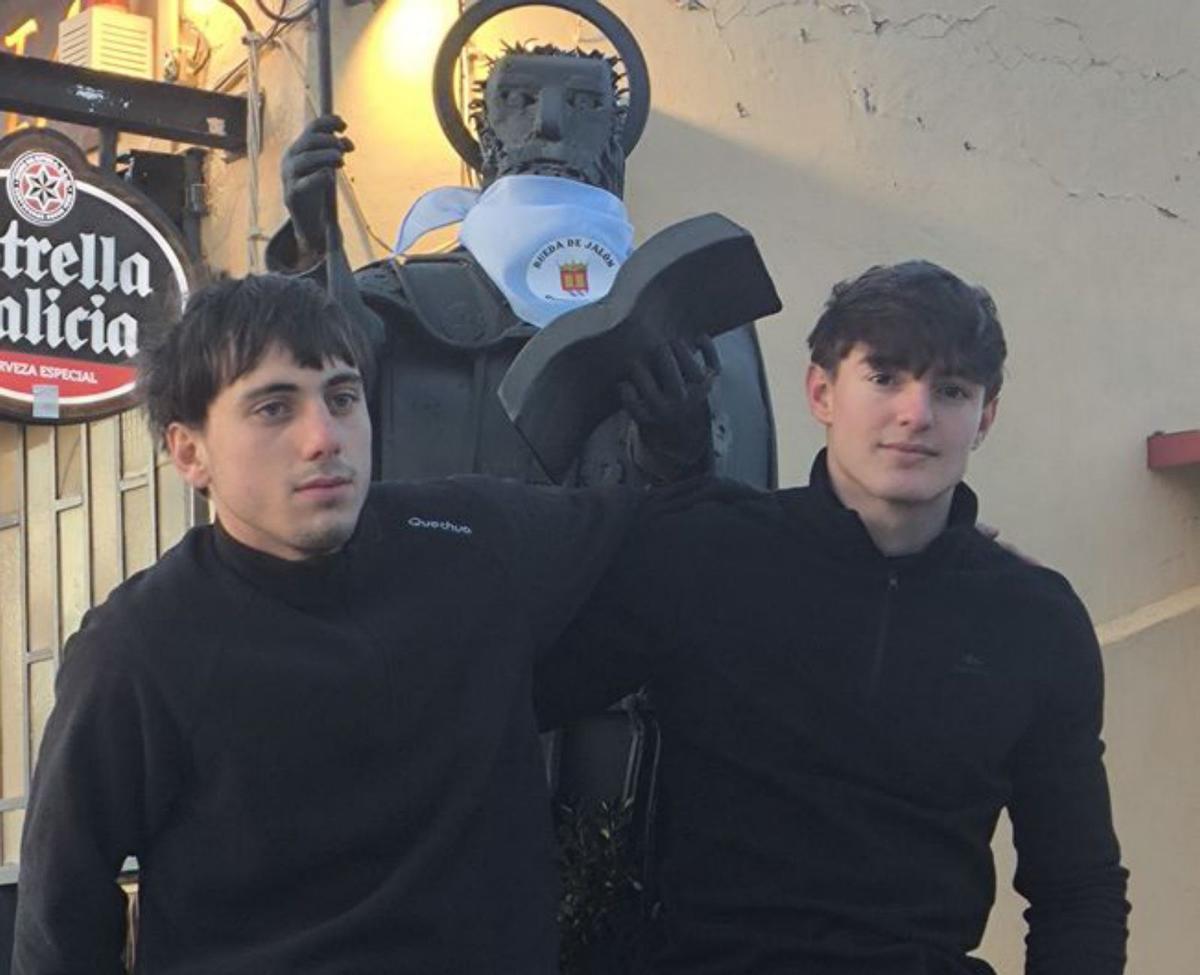 Los quintos pusieron el pañuelo al santo. | SERVICIO ESPECIAL