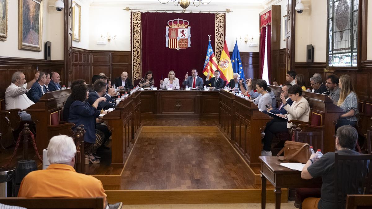 Una de las votaciones en el pleno de la Diputación de Castellón celebrado este martes