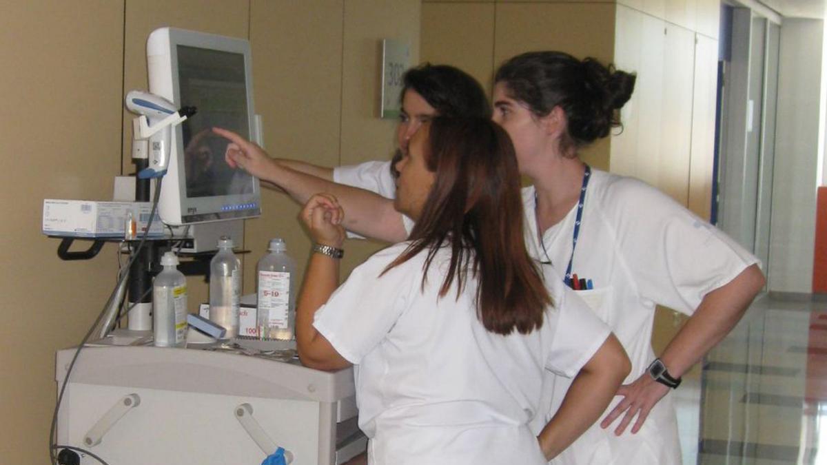 Tres enfermeras del HUCA consultan la información de un paciente. | E. V.