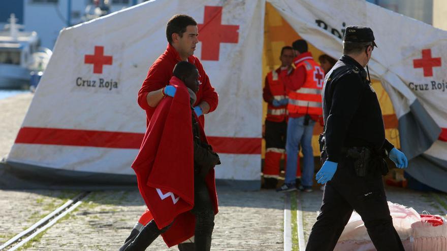 Rescatadas 52 personas en una patera localizada a 36 millas de Málaga