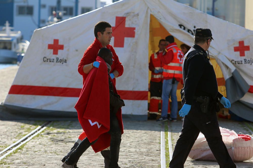 Llegan al puerto de Málaga 52 inmigrantes rescatados