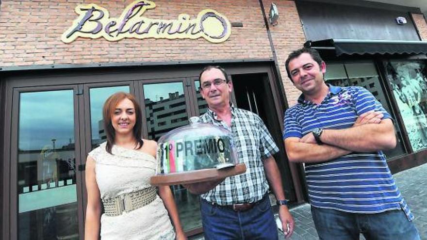 Verónica, Álvaro y Álvaro Martínez, con el queso cabrales ganador, ante su bar de La Felguera. | j. r. silveira