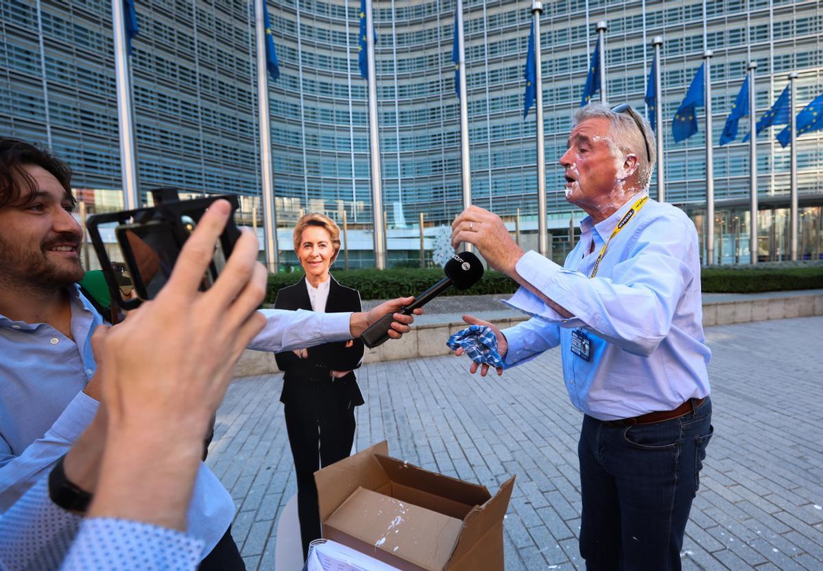 Activistas arrojan una tarta al jefe de Ryanair en Bruselas