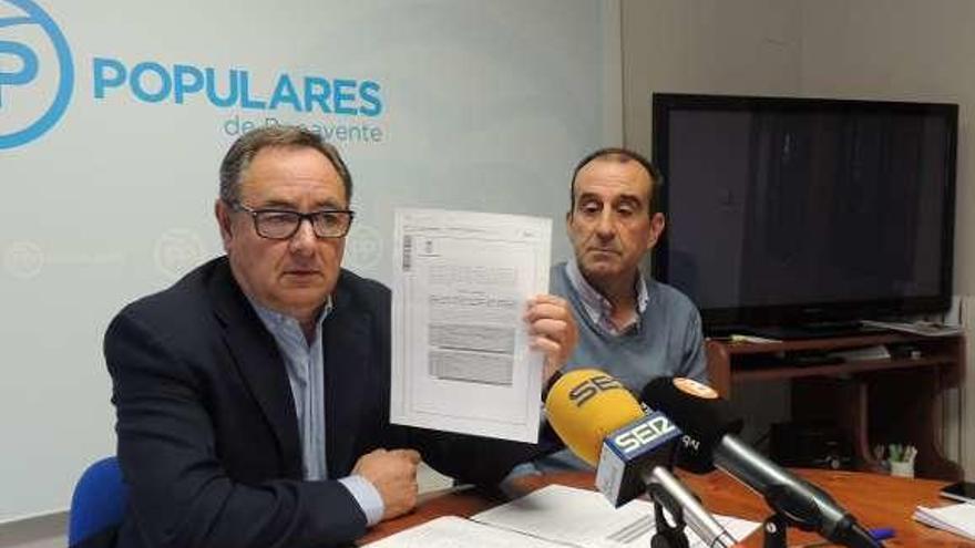 Los concejales del PP, Manuel Vega y Miguel Ángel Nuevo, en la rueda de prensa