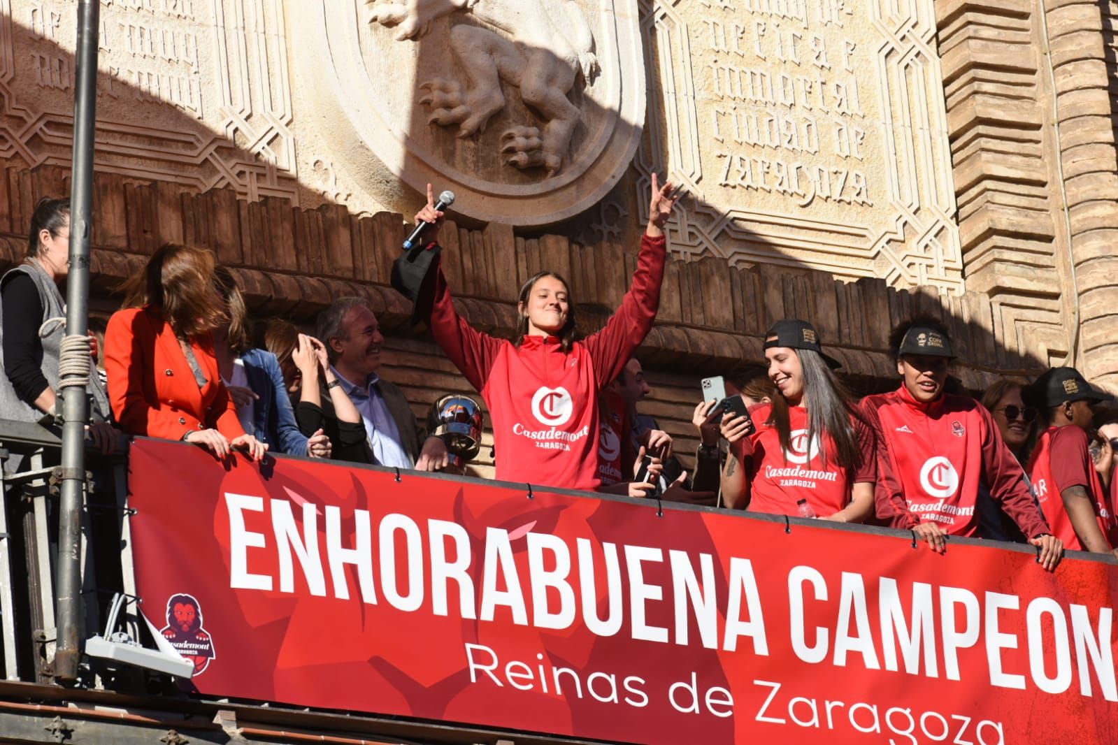 Baño de masas del Casademont Zaragoza en la plaza del Pilar y ofrenda de la Copa de la Reina a la Virgen del Pilar