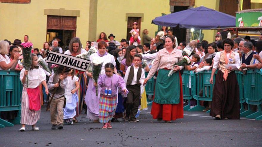 Un momento de la romería y ofrenda celebrada en el pueblo de Fontanales, en Moya, dentro de sus fiestas de San Bartolomé.