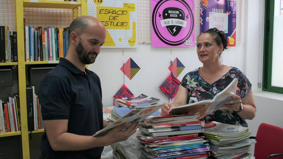 Los ediles de Juventud e Igualdad, José Ángel Ponce y Antonia Pérez, respectivamente, revisaban los ejemplares recogidos del Banco de Intercambio de Libros, recientemente.