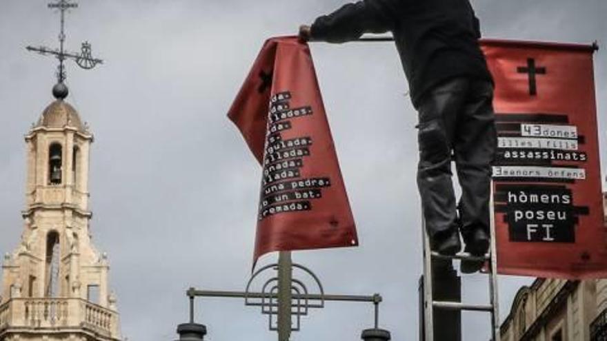 Momento en el que colgaban los carteles en la plaza de España.