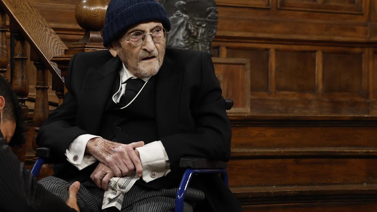 Álvaro Pombo, en la Universidad de Alcalá de Henares donde ha recibido el premio Cervantes.