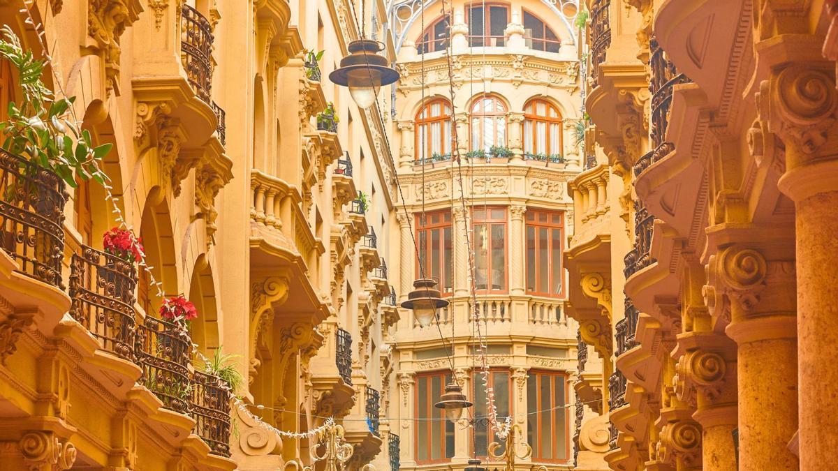 Este pasaje modernista cubierto de hierro y cristal que recuerda a los de Milán o París es una de las calles más bonitas de España.