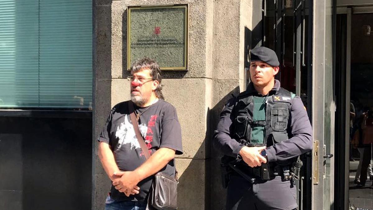 Jordi Pesarrodona, junto a un guardia civil que monta guardia ante la Conselleria de Governació mientras se lleva a cabo el registro, el pasado 20 de septiembre.