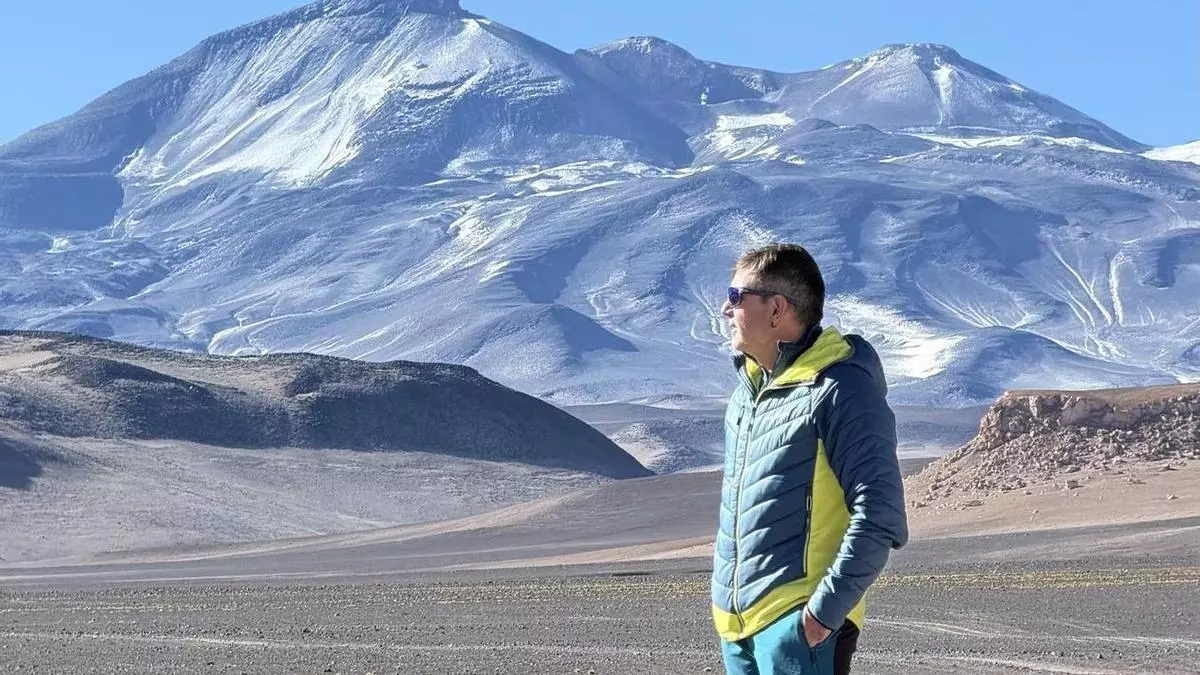 El tinerfeño Juan Diego Amador corona el volcán más alto del planeta