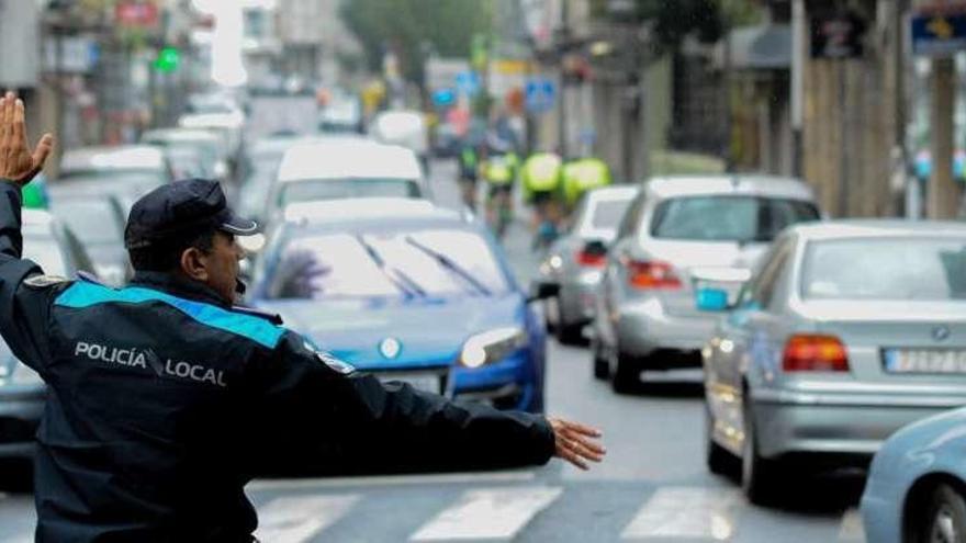 Un agente de la Policía Local regula el tráfico en intersección de la N-640 y N-550 en Caldas. // Iñaki Abella