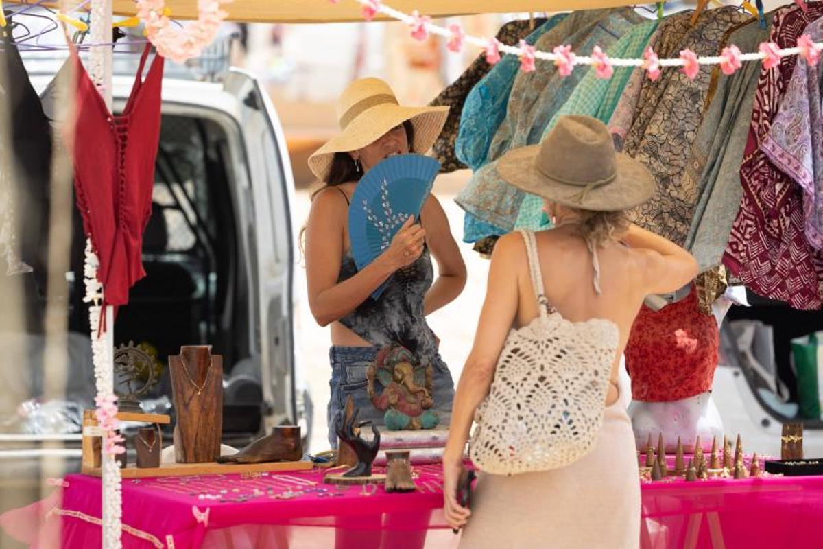 El mercadillo de Sant Jordi resiste al calor del verano