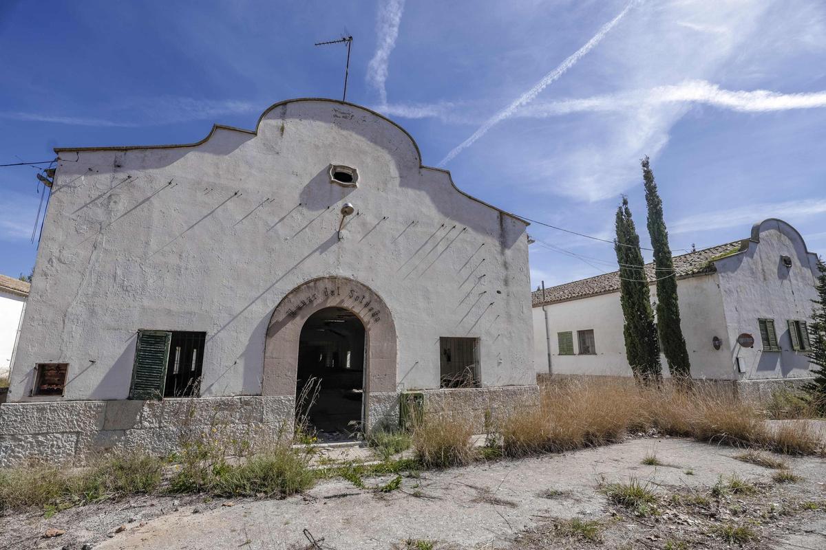 Uno de los edificios del antiguo cuartel de Son Busquets.