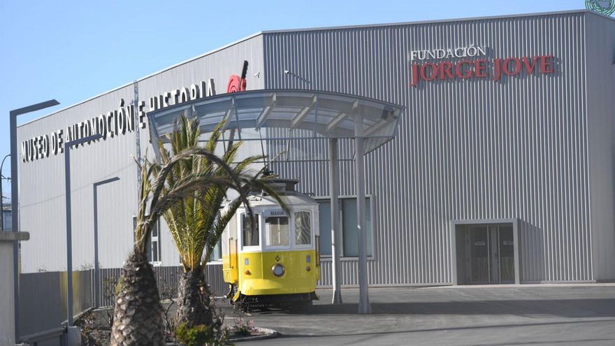 Exteriores de la nave de Sabón que albergará el Museo del Automóvil. | // CARLOS PARDELLAS