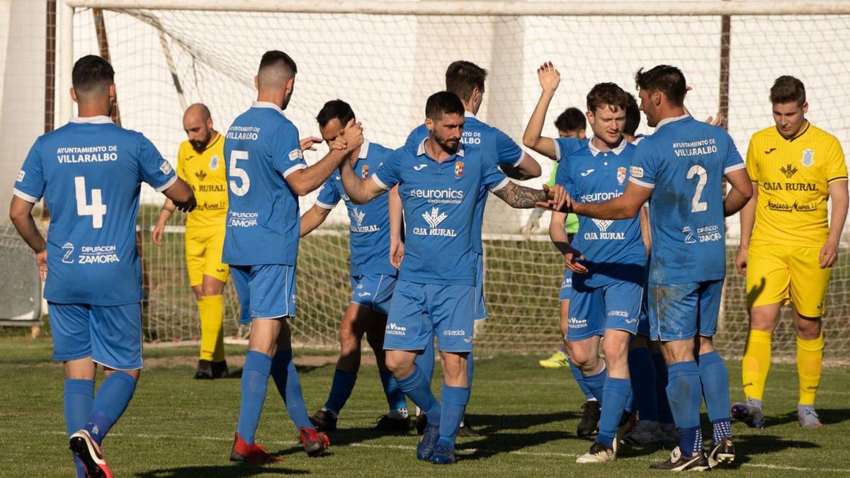 Los jugadores del CD Villaralbo celebran uno de sus seis goles en el derbi disputado ayer.