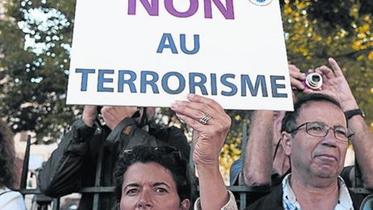 Pancartas contra el terrorismo, tras el rezo, en París.