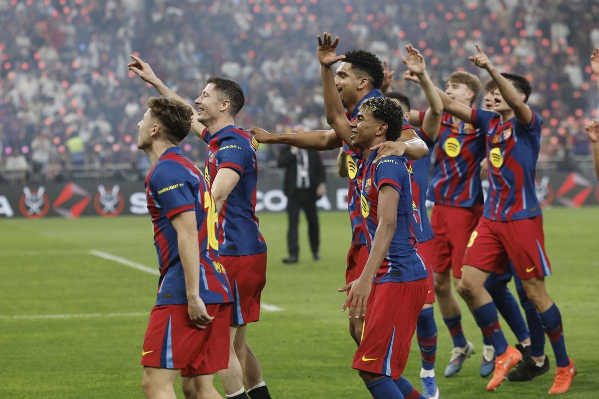 YEDA (ARABIA SAUDÍ), 11/01/2026.- Los jugadores del FC Barcelona celebran su victoria a la finalización del encuentro de la final de la Supercopa de España que han disputado FC Barcelona y Real Madrid, este domingo en el estadio Ciudad Deportiva del Rey Abdalá de Yeda (Arabia Saudí). EFE/ Kai Försterling