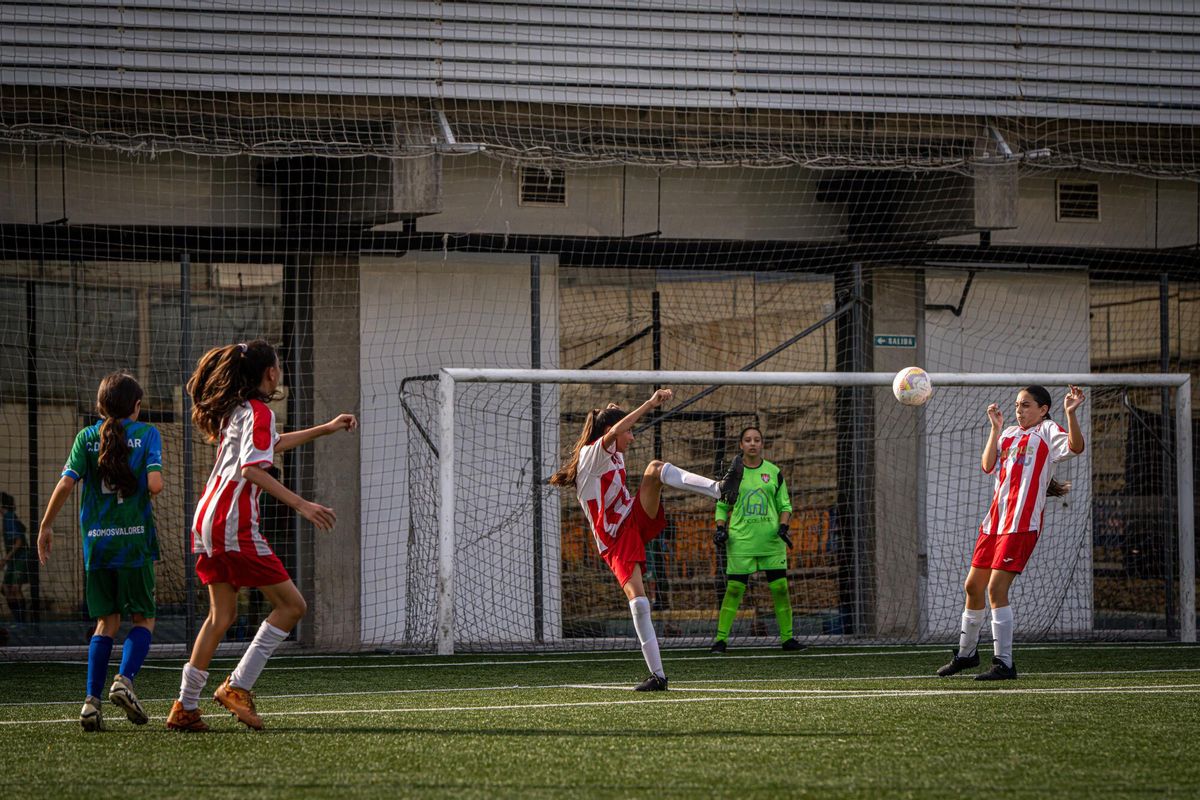 Las niñas gitanas lideran el cambio del fútbol femenino en La Mina